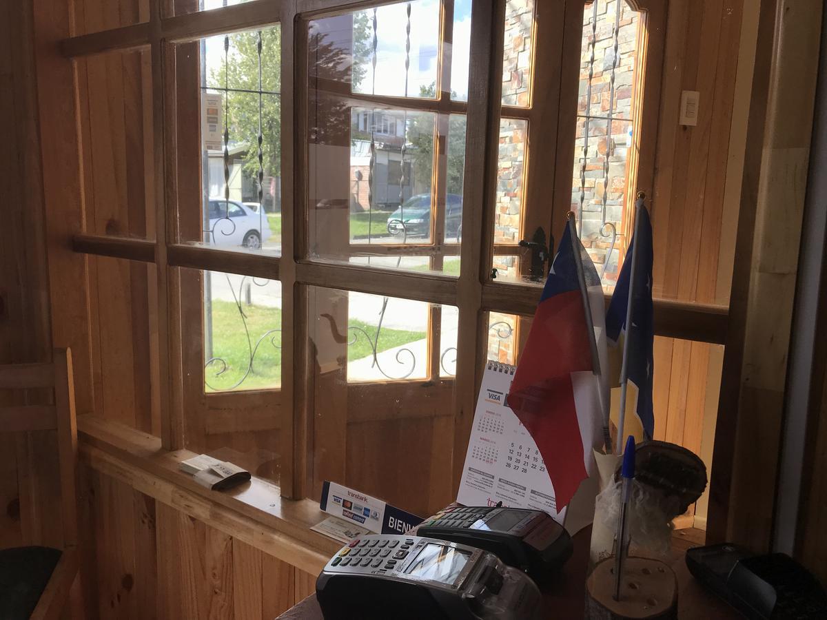 Hostal Los Pioneros Puerto Natales Buitenkant foto